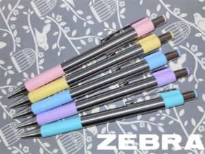 Gyártó: <span class='dk-excerpt-value'>ZEBRA</span> Golyóstoll, 0,24 mm, nyomógombos, rozsdamentes acél, pasztellkék tolltest, ZEBRA "F-301", kék