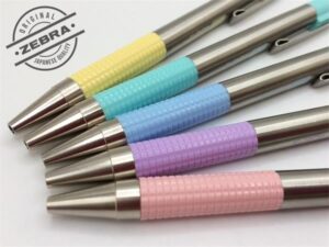 Gyártó: <span class='dk-excerpt-value'>ZEBRA</span> Golyóstoll, 0,24 mm, nyomógombos, rozsdamentes acél, pasztell rózsaszín tolltest, ZEBRA "F-301", kék