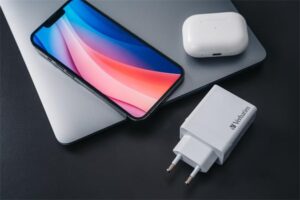 Gyártó: <span class='dk-excerpt-value'>VERBATIM</span> Hálózati töltő, 1xUSB-C PD (20W), USB-A QC 3.0, 2xUSB-A (10W), VERBATIM, fehér