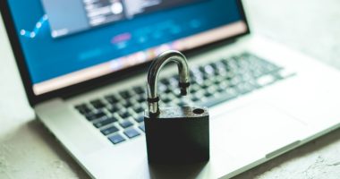 „Tényleg azt hiszed, csak te látod a képernyőd?” – Miért nem luxus a monitor betekintésvédő szűrő?