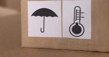 Meddig marad olvasható egy címke az esőben, napon vagy hidegben?